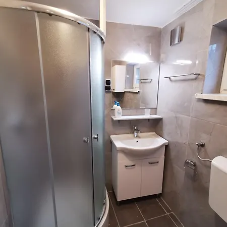 Small House In צליה