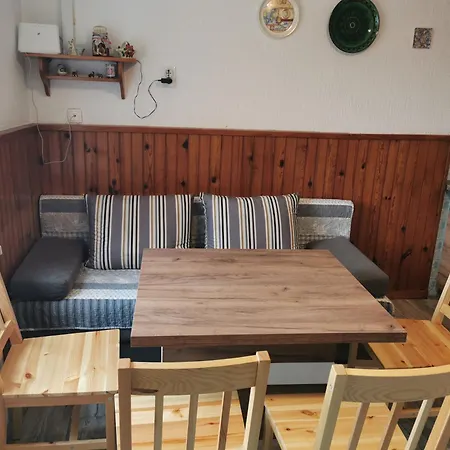 Small House In * צליה